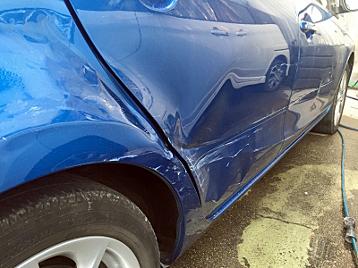 大きなヘコミ側面板金修理ビフォー